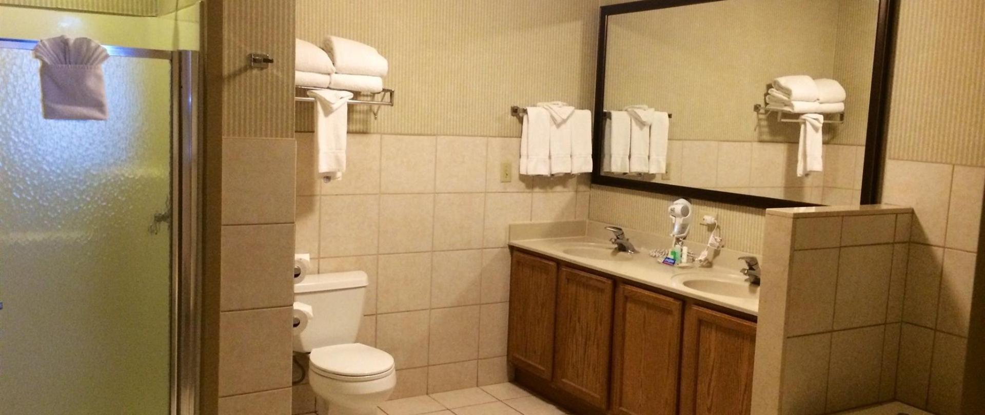 whirlpool-suite-bathroom.jpg
